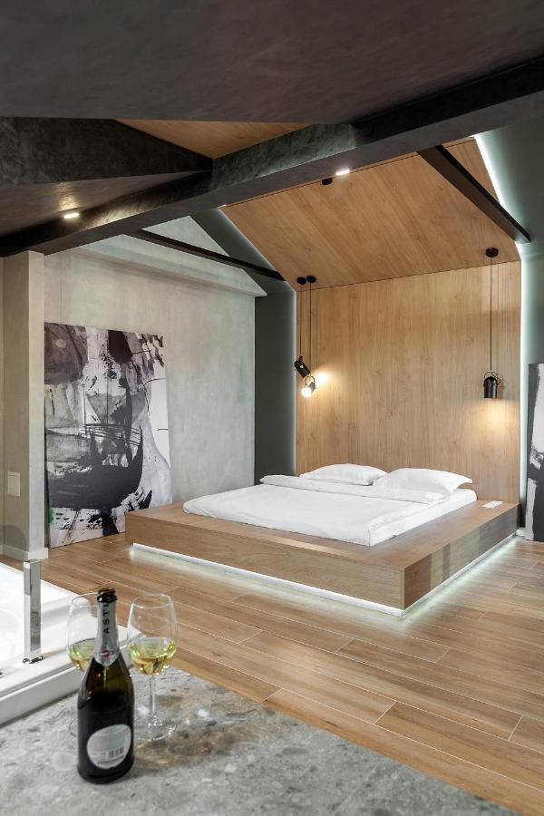 Royal Vip Jacuzzi Apart Lviv Exterior photo