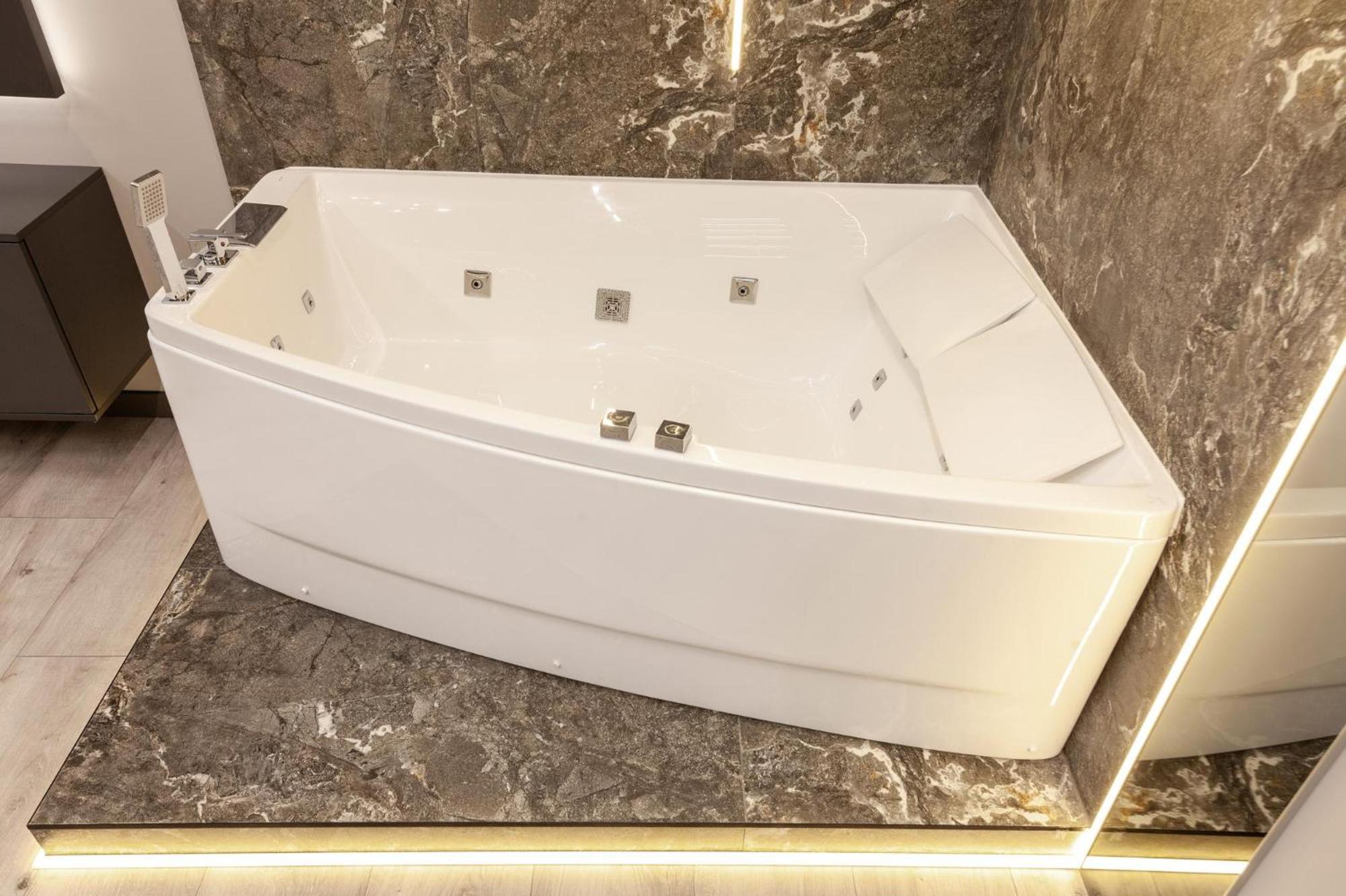 Royal Vip Jacuzzi Apart Lviv Exterior photo